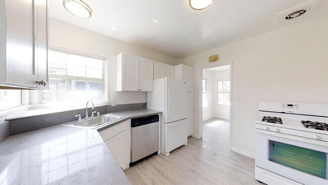 Building Photo - 2274 S Carmelina Ave