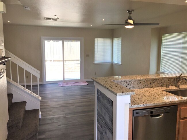 Foto del edificio - Upgraded Two-Story townhouse in Spring Val...