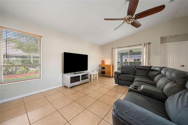 Foto del edificio - 2240 SE 6th Ct