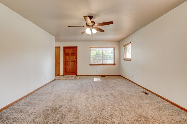 Foto del edificio - Beautiful 2BD/1BA next to River Parks / Co...