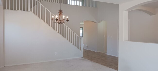 Foto del edificio - Spacious Two Story 4 Bed/3 Bath with Large...
