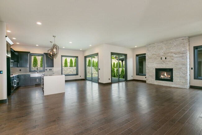 Building Photo - Luxury Home in Gated Community