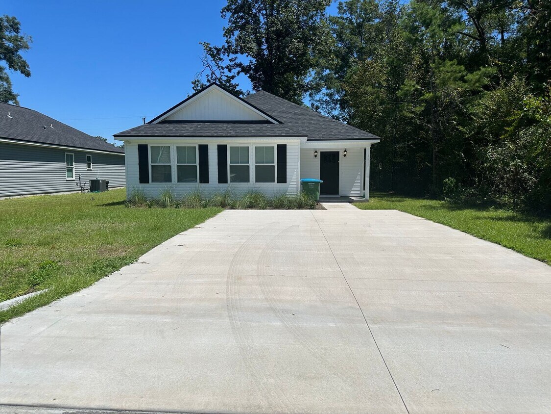 Foto principal - Newly Built 4 Bedroom Home Available!