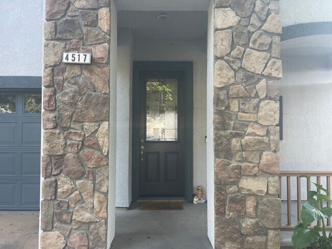 Foto del edificio - Furnished Fresh and Modern 4-Bedroom Home