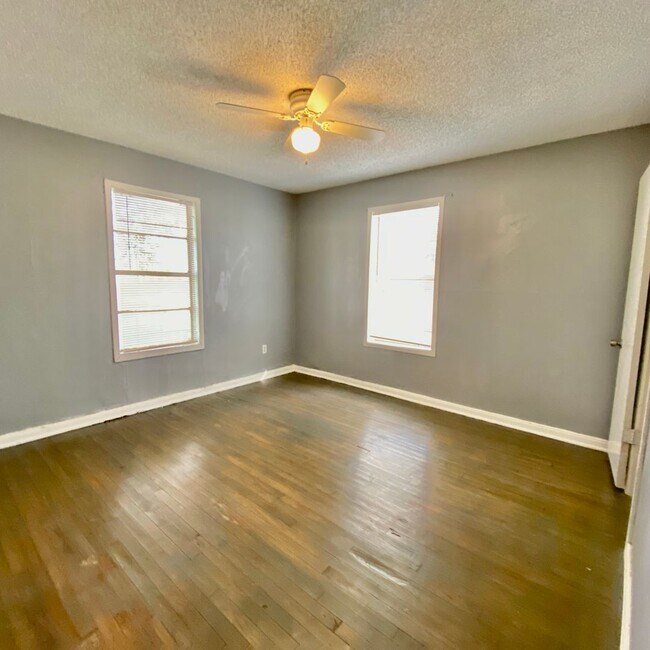 Building Photo - Handyman Special $0 First Month's Rent / “...