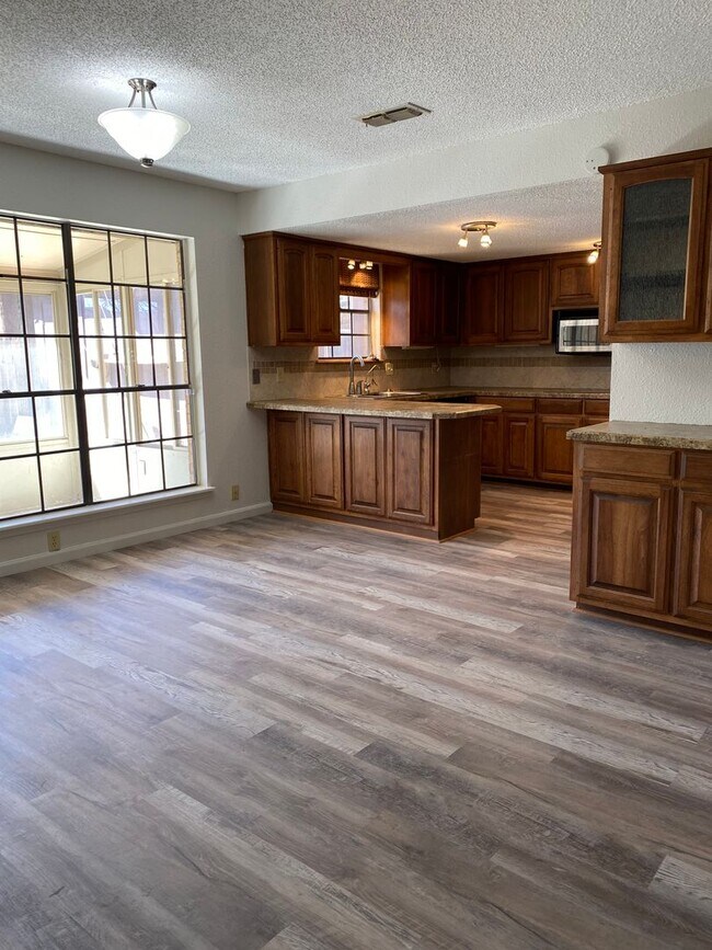 Foto del edificio - Eastside Beauty with an updated kitchen and sunroom