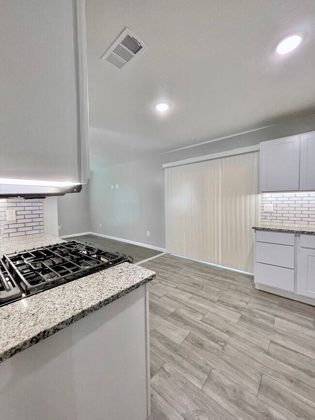 Building Photo - Recently Renovated 3 Bedroom 2 Bath Home n...