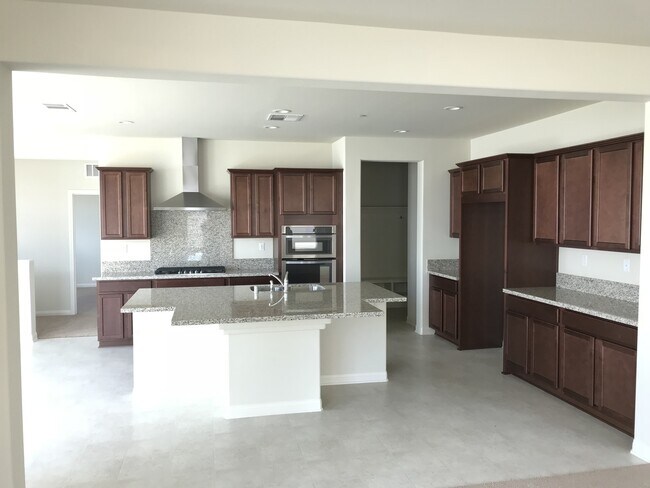 Building Photo - Executive Style  7 Bedroom, 5.5 Bath Singl...