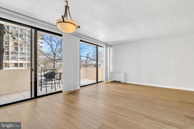 Foto del edificio - 4141 Henderson Rd