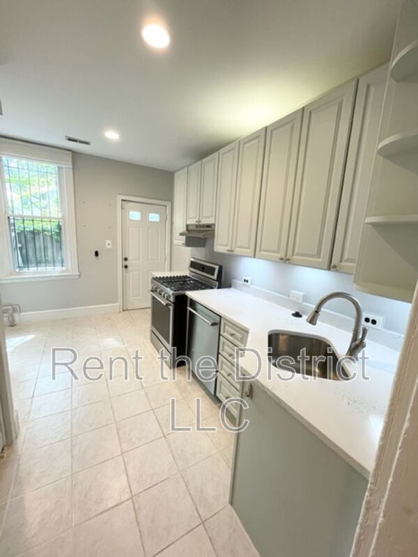 Building Photo - 525 5th St NE