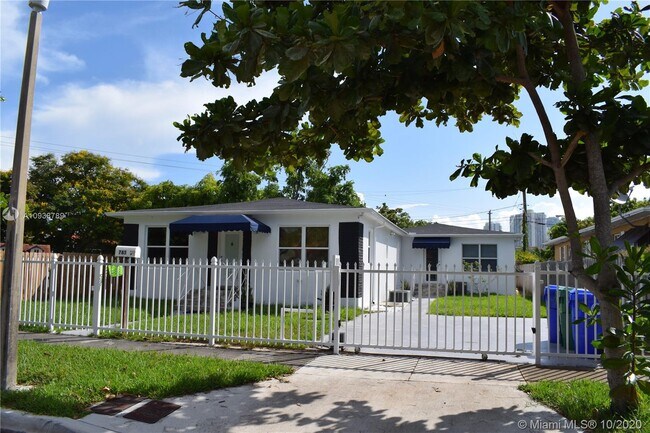Building Photo - 785 SW 21st Rd