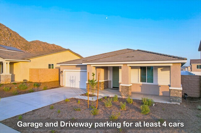 Garaje y aparcamiento en la entrada disponibles para hasta 4 coches. - 30153 Truckee Cir