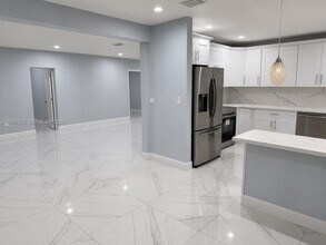Building Photo - 552 NE 161st St