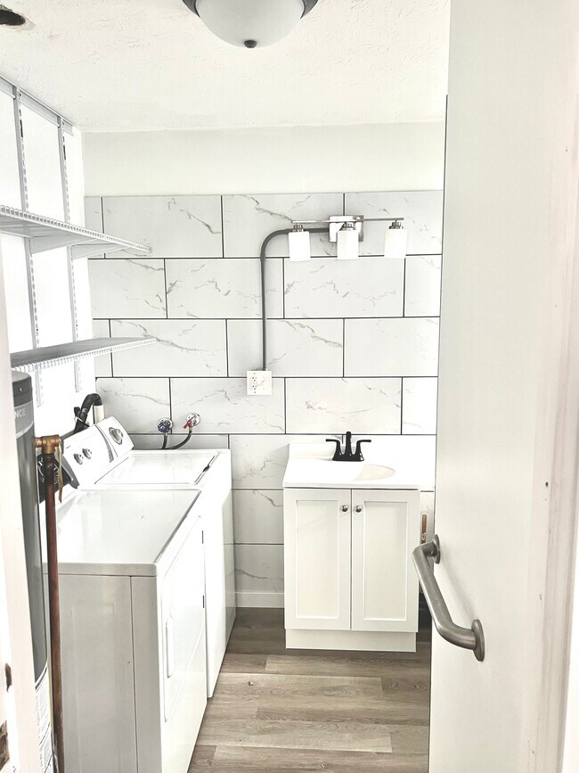 Baño completo con conexión para lavadora/secadora y espacio de almacenamiento. - 1965 Vaughn St