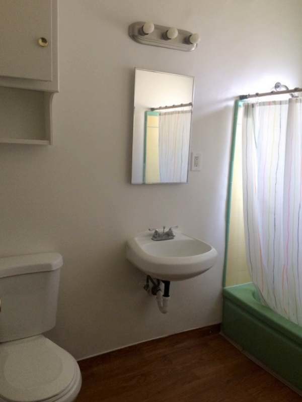 Building Photo - Nice Lower Bachelor Apartment in West LA!