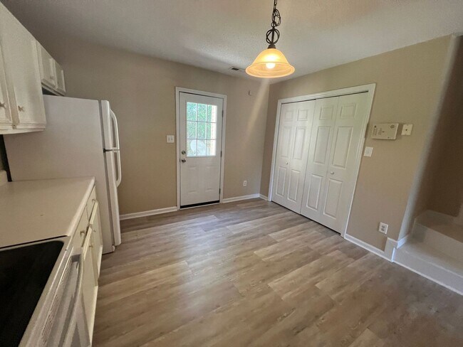 Foto del edificio - Beautiful 2 bedroom 2.5 bath town house located off Piney Green Road