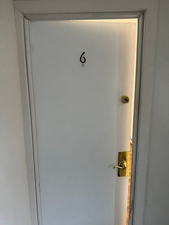 Building Photo - One bedroom
