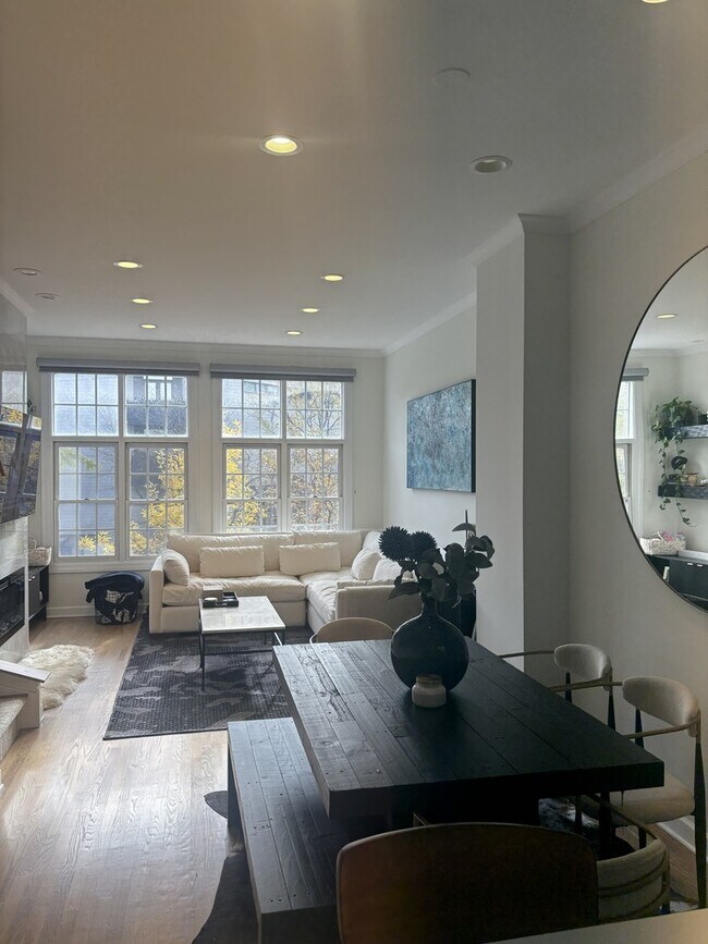 Foto del edificio - 854 N Ogden Ave