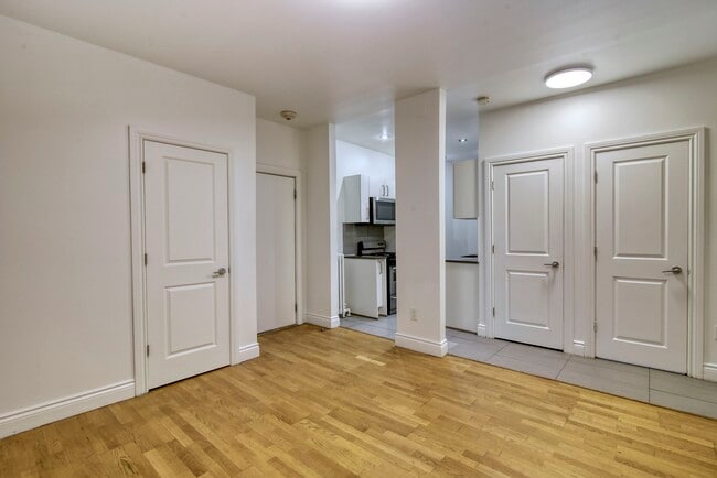 Building Photo - 3710 Chem. Queen Mary