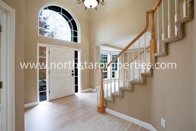 Foto del edificio - Sought After Palisades Neighborhood Tradit...