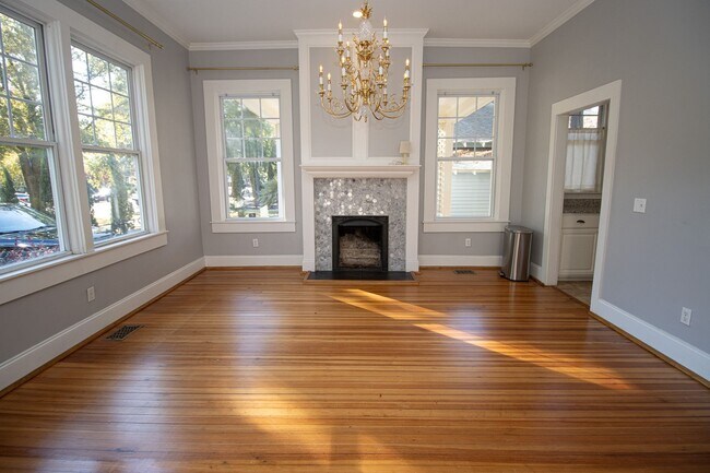 Foto del edificio - Immediate move-in! Short-term lease! Spaci...