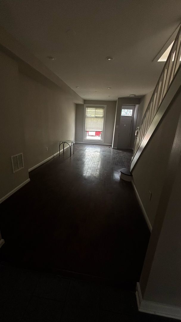 Foto del edificio - 2 Bedroom 1 bathroom with central air town...