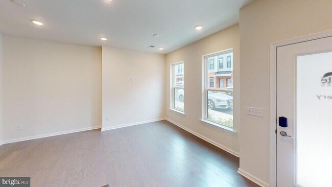 Foto del edificio - 714 Parker Blvd
