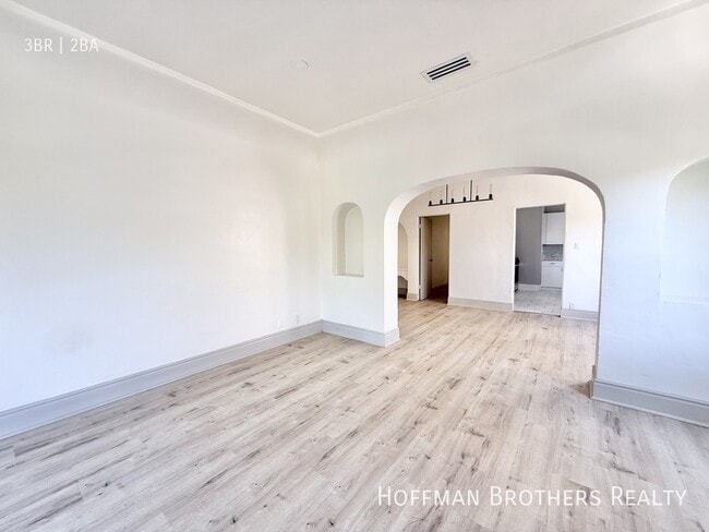 Building Photo - 321 1/2 S Reeves Dr-