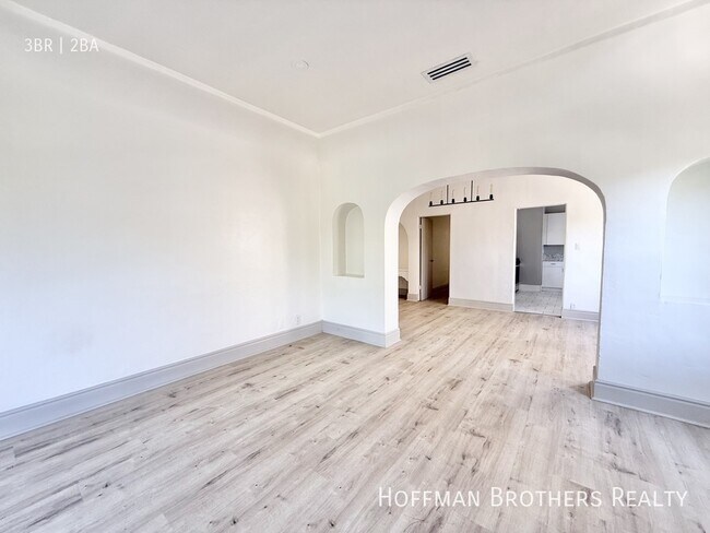 Building Photo - 321 S Reeves Dr