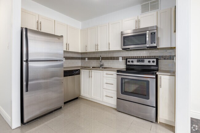 1 chambre, 1 salle de bain - 692 pi² - Cuisine - 4222 Bathurst Street