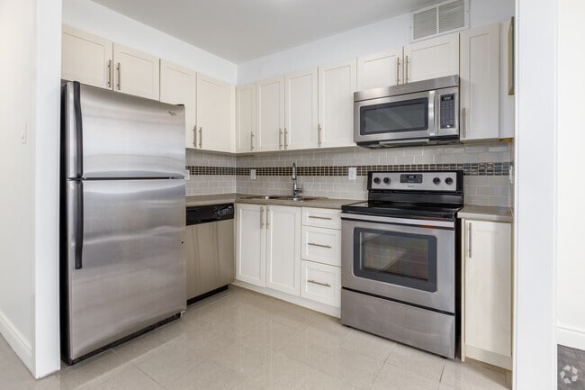 1BR, 1BA - 692SF - Kitchen - 4222 Bathurst Street