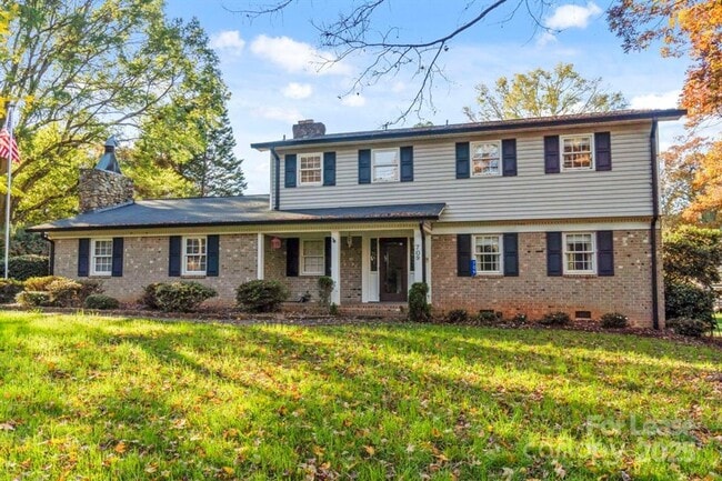 Foto del edificio - 4 Bedroom 2.5 Bath Home In Conover! Tours available starting March 1st!