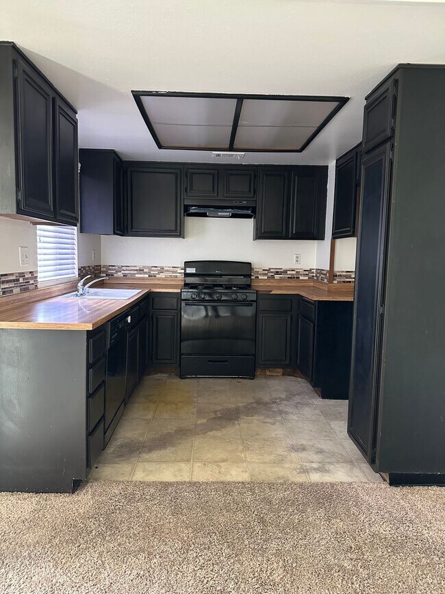 Foto del edificio - 3 BEDROOM SINGLE STORY