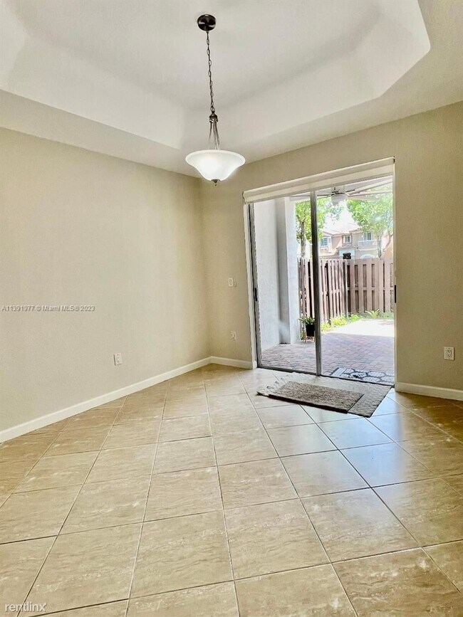 Foto del edificio - 3 br, 2.5 bath Townhome - 11190 NW 73rd Te...