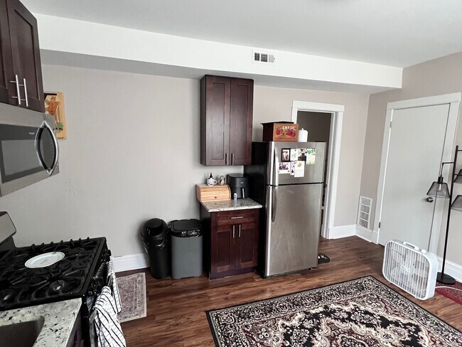 Foto del edificio - 3229 W Division St