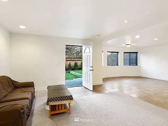 Foto del edificio - 3-Bedroom Apartment with Fenced Backyard N...