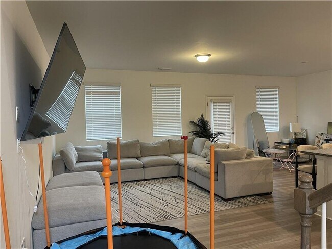 Foto del edificio - 5765 Thornton Dr