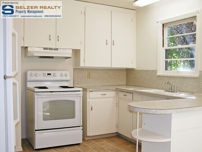 Building Photo - Charming 2 bd. home w/ big yard on the cus...