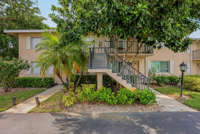 Building Photo - Remodeled second floor condominium at Napl...