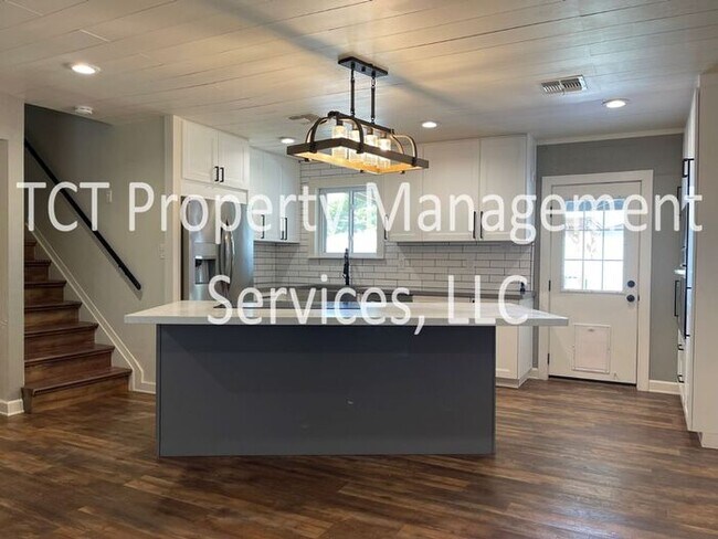 Building Photo - Great location with Private Oasis!