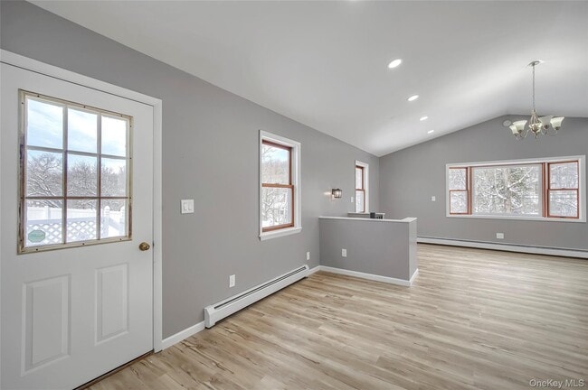 Building Photo - 447 Clove Rd
