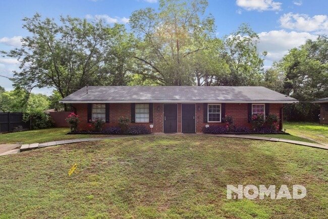 Building Photo - Charming 2BR Duplex in East Point