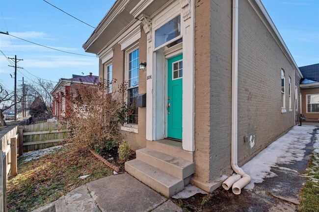 Building Photo - 806 Logan St