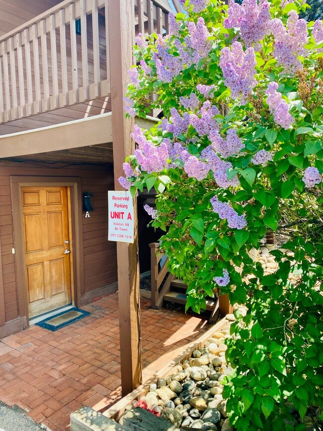 Building Photo - Sweet, Light-Filled 2-Bedroom Townhouse Cl...