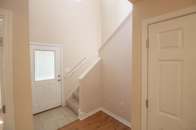 Building Photo - 1927 Center St