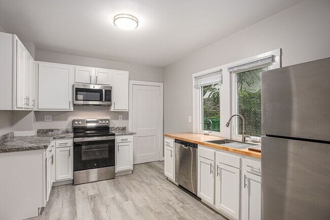 Foto del edificio - Fully Renovated 3 bed 2 bath home - Ask about our security deposit alternative!