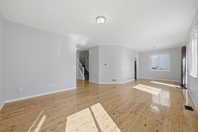 Foto del edificio - Updated Two-Story with Granite Kitchen, Deck, and Fully Fenced Yard