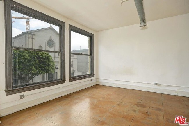 Foto del edificio - 108 W 2nd St