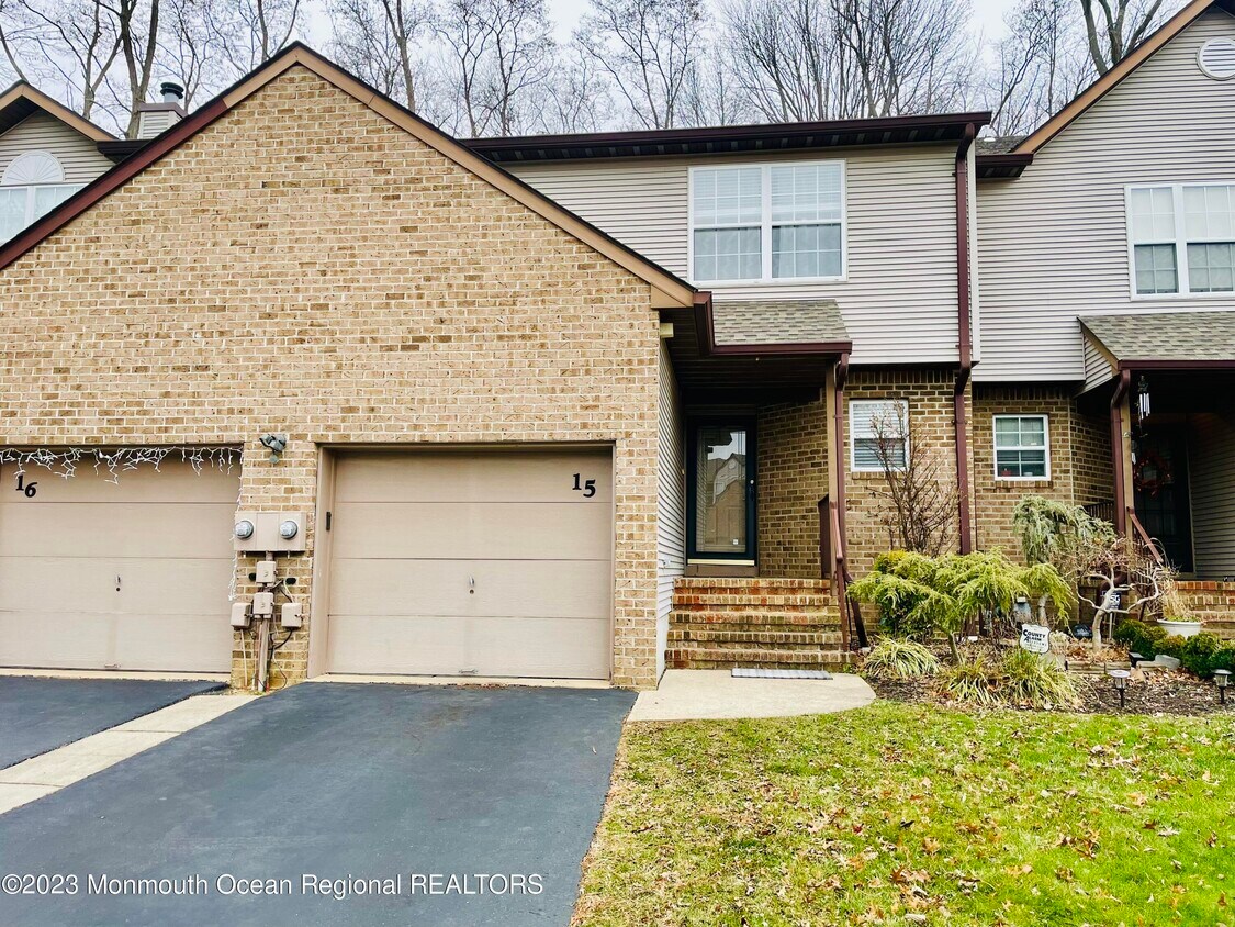 15 Atrium Way, Manalapan Township, NJ 07726 Condo for Rent in Manalapan Township, NJ