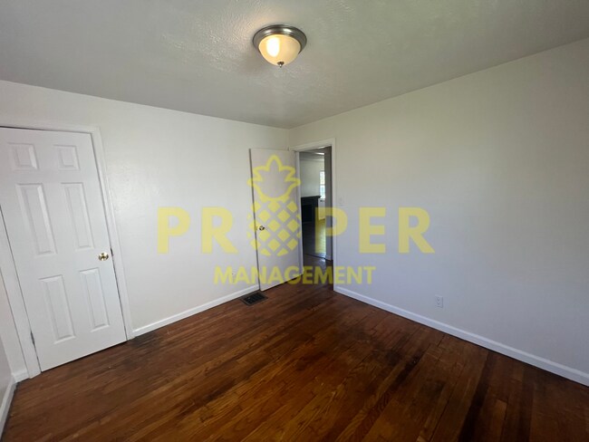 Building Photo - Recently renovated 2 bedroom house